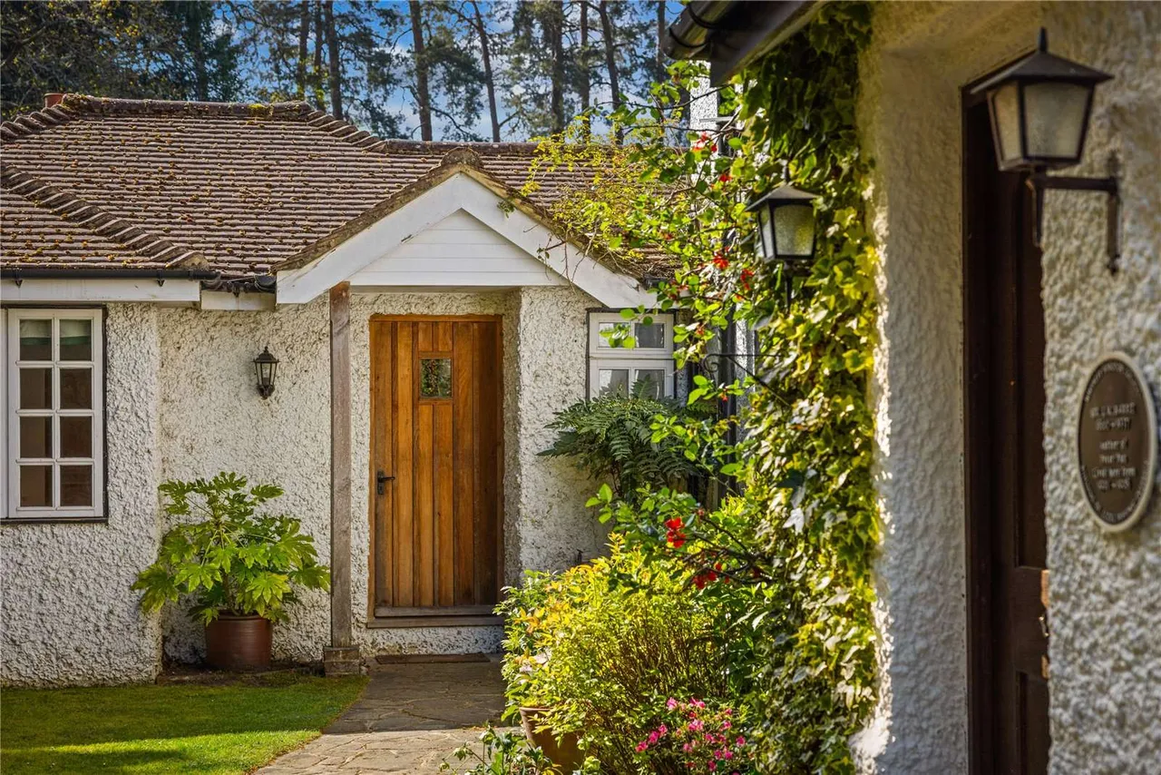 Lobswood Manor, Tilford Road, Lower Bourne, Farnham, GU10 3RW, photo 3