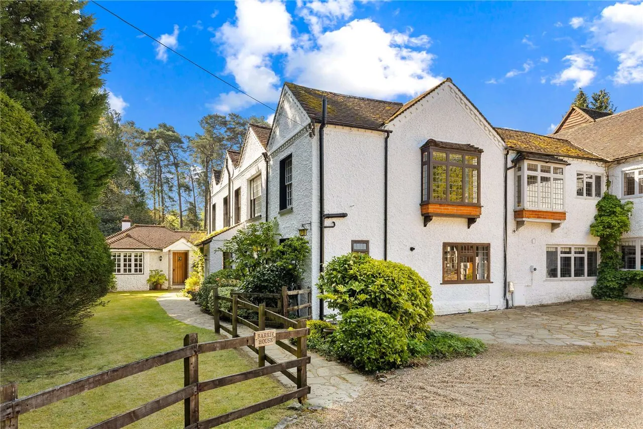 Lobswood Manor, Tilford Road, Lower Bourne, Farnham, GU10 3RW, photo 4