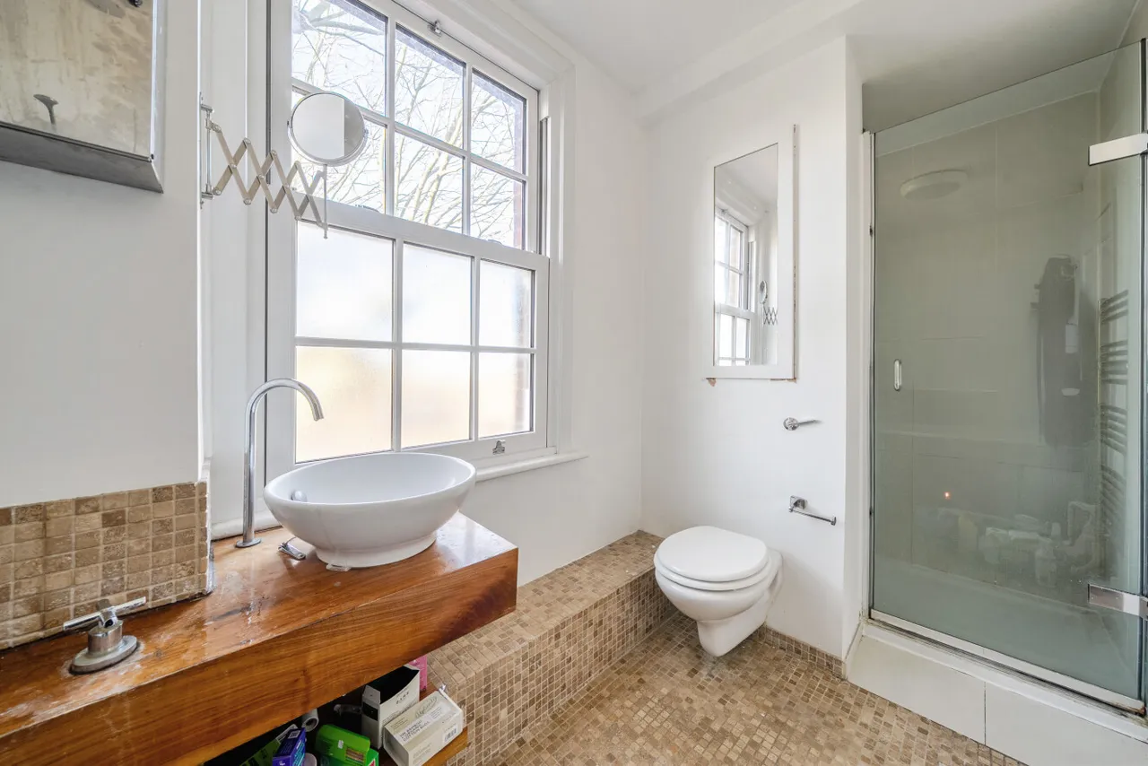 Chiswick High Road, Chiswick, London, W4, photo 11