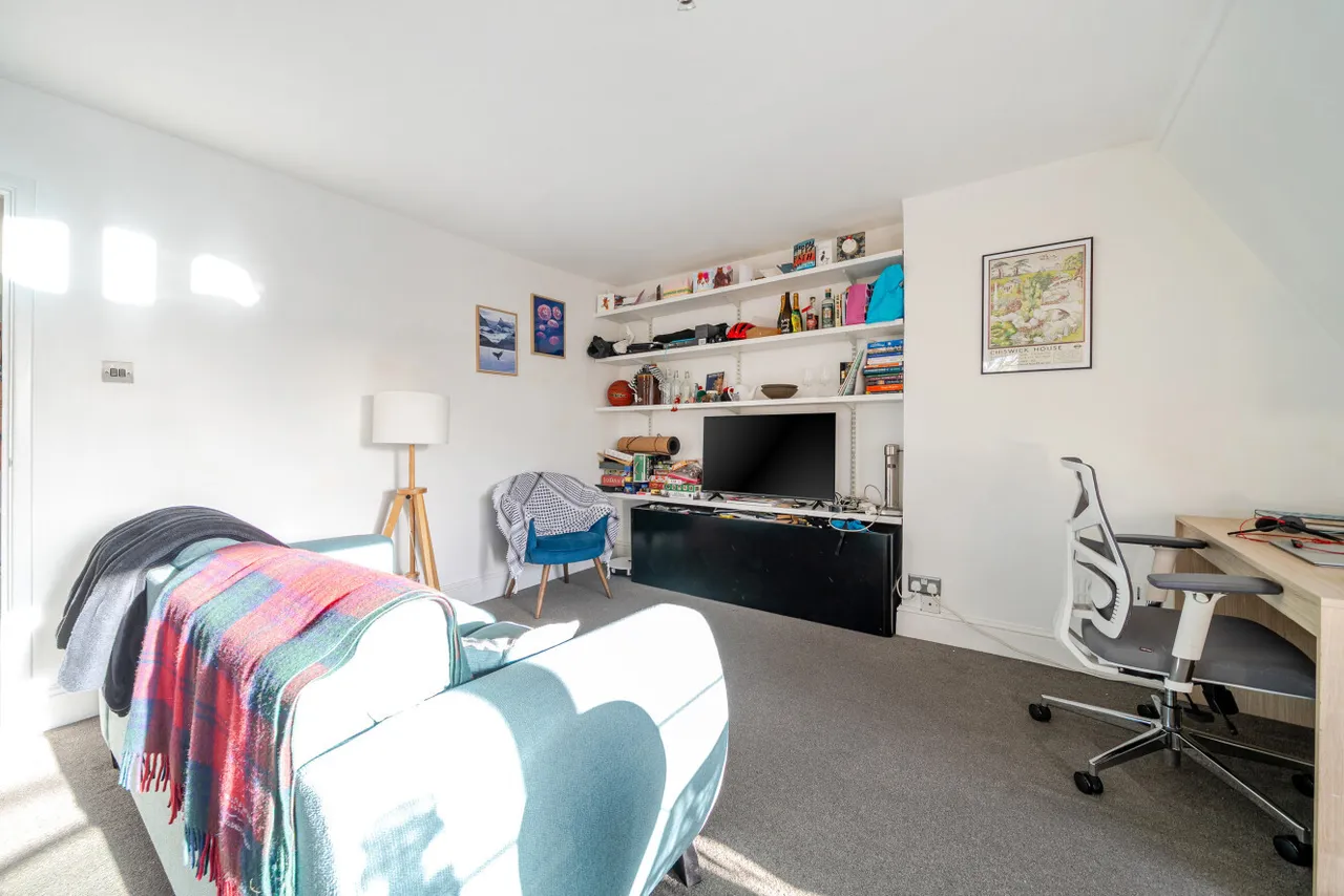 Chiswick High Road, Chiswick, London, W4, photo 8