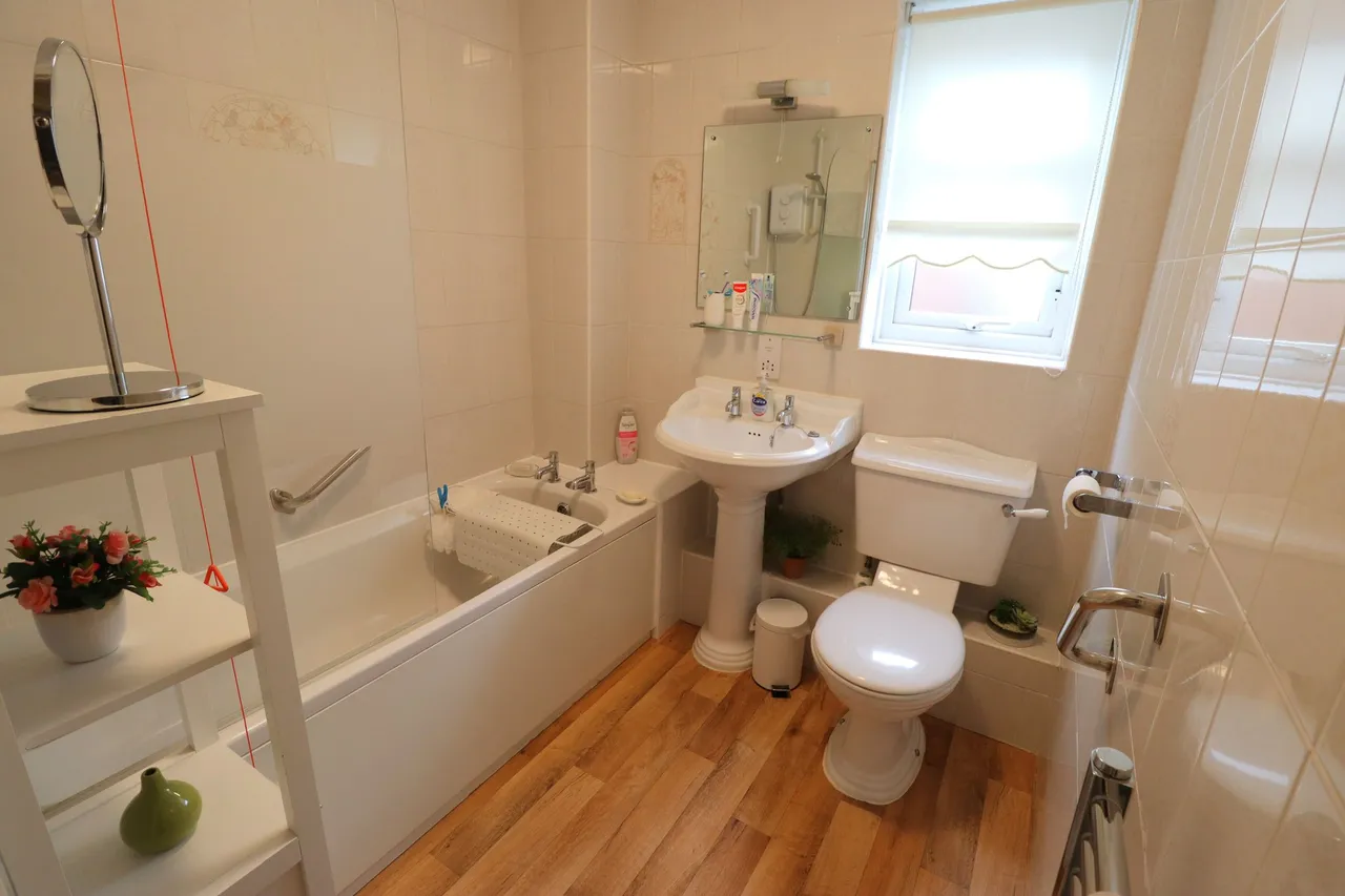 Down Hall Road, Rayleigh, SS6, photo 7