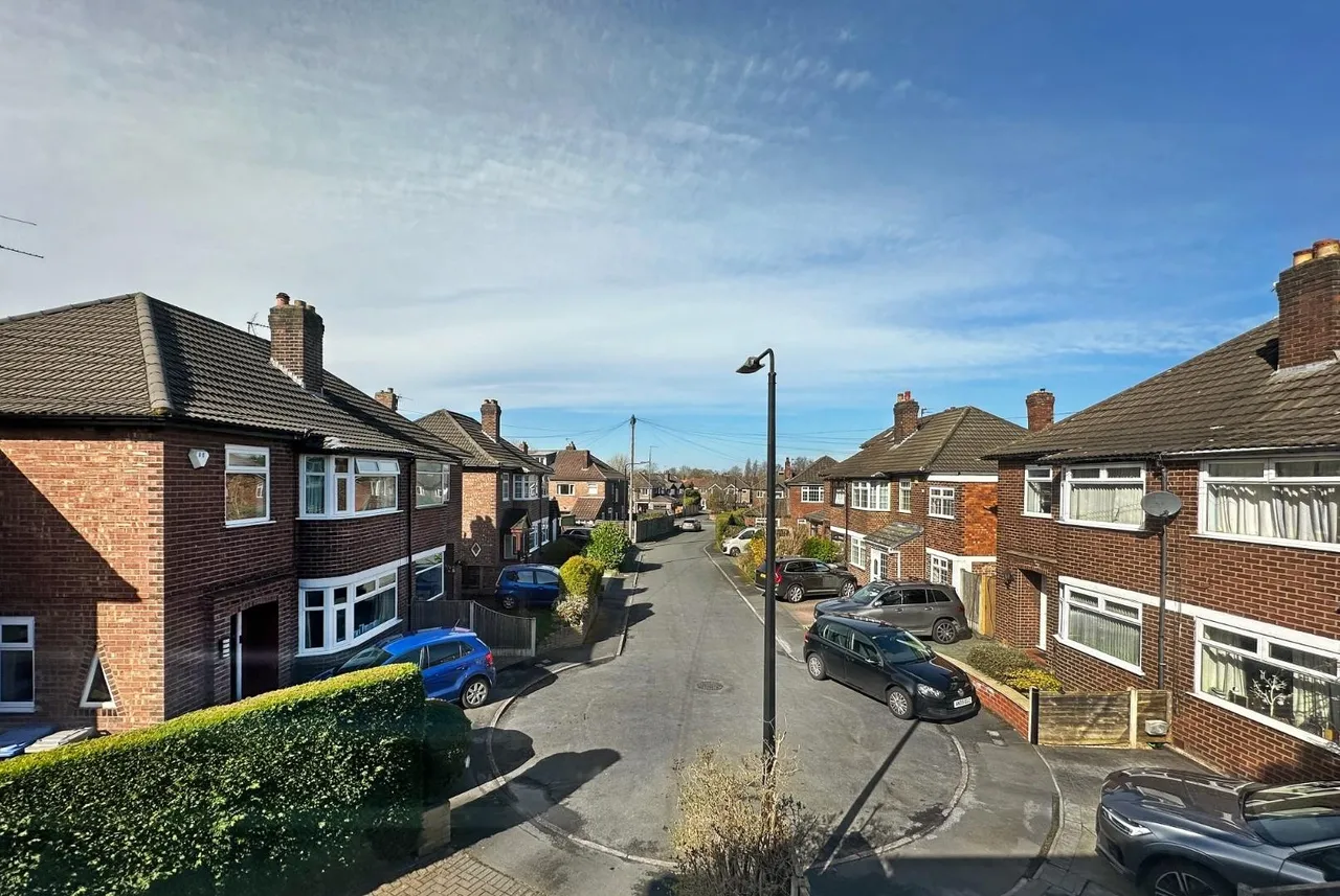 Glen Rise, Timperley, Cheshire WA15 7SH, photo 29