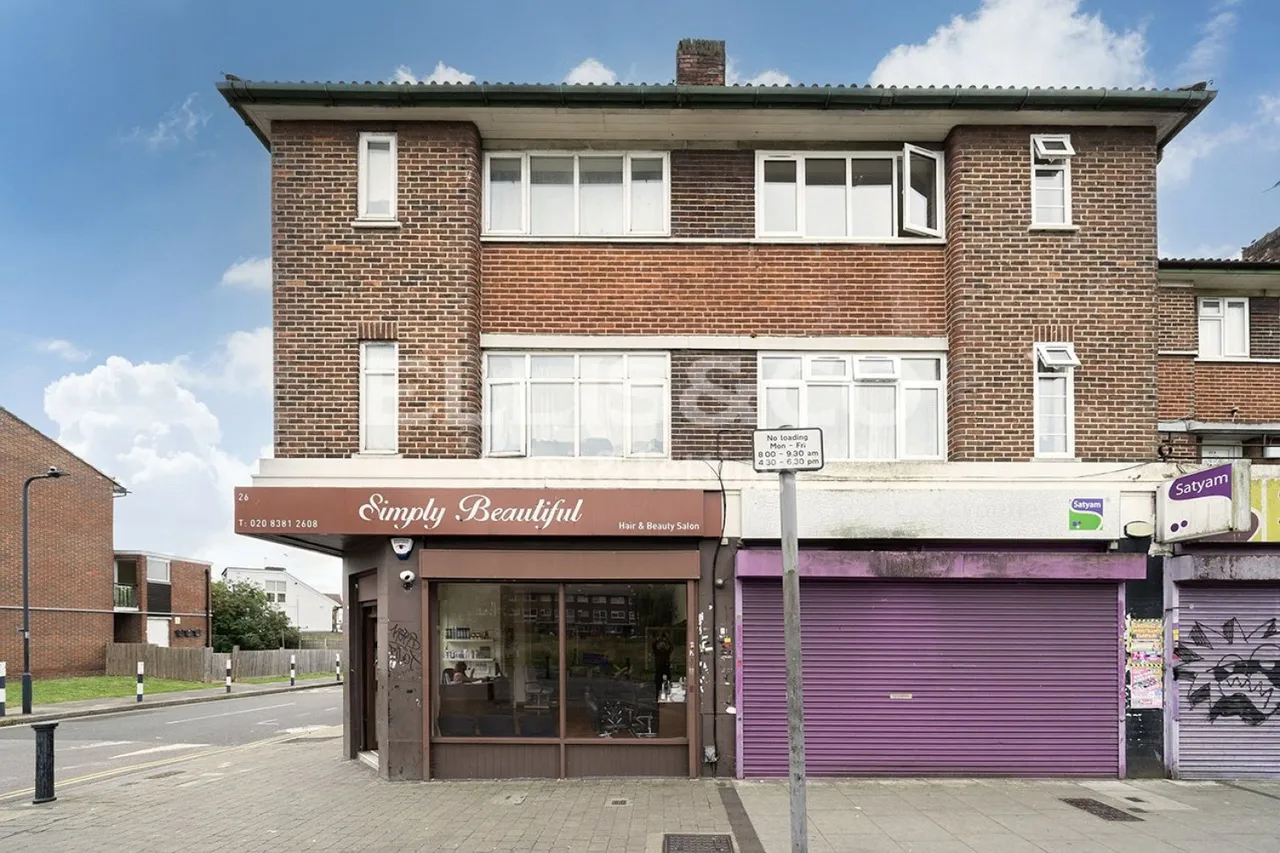 4 bed flat for sale, Queensbury Station Parade, Edgware, HA8