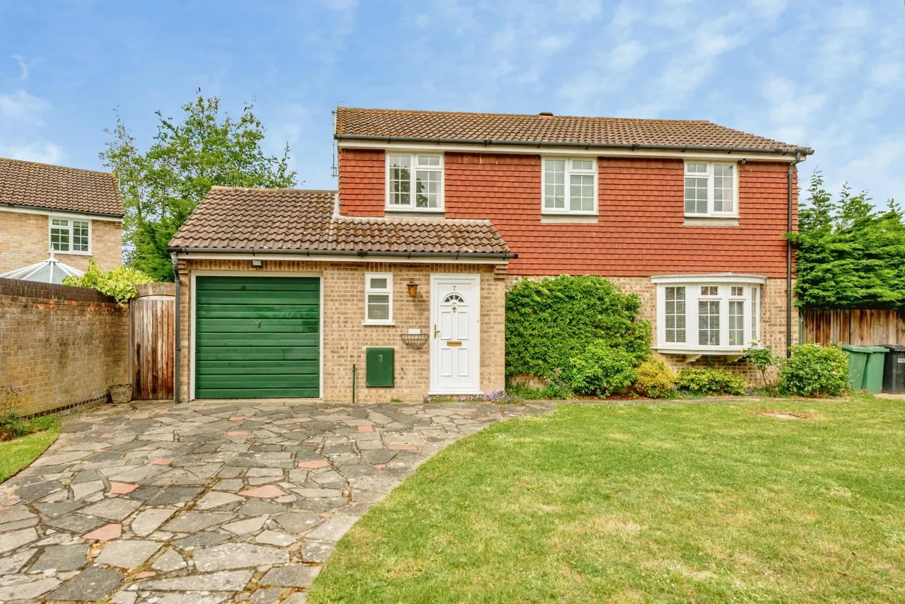 4 bed house for sale, Birchwood Close, Horley, RH6