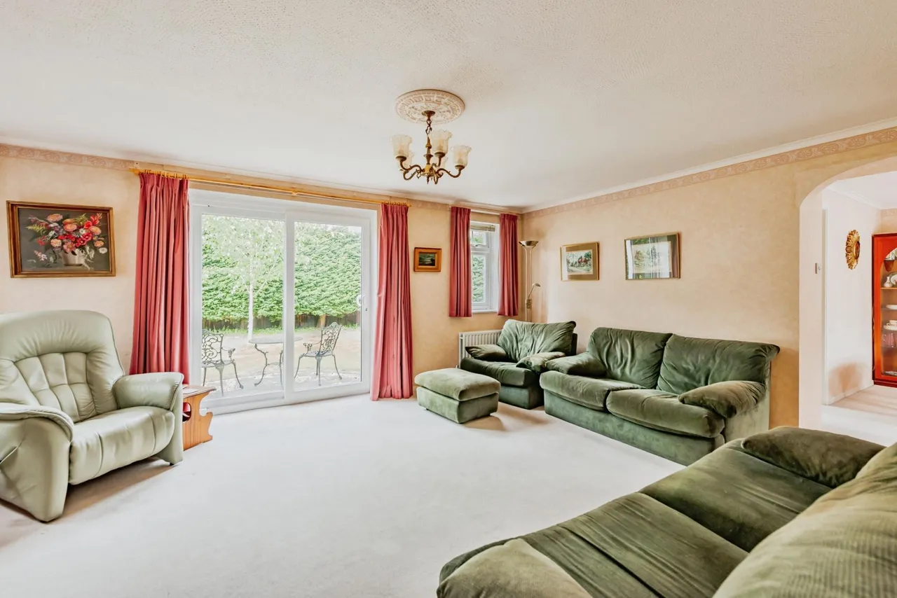 Birchwood Close, Horley, RH6, photo 2