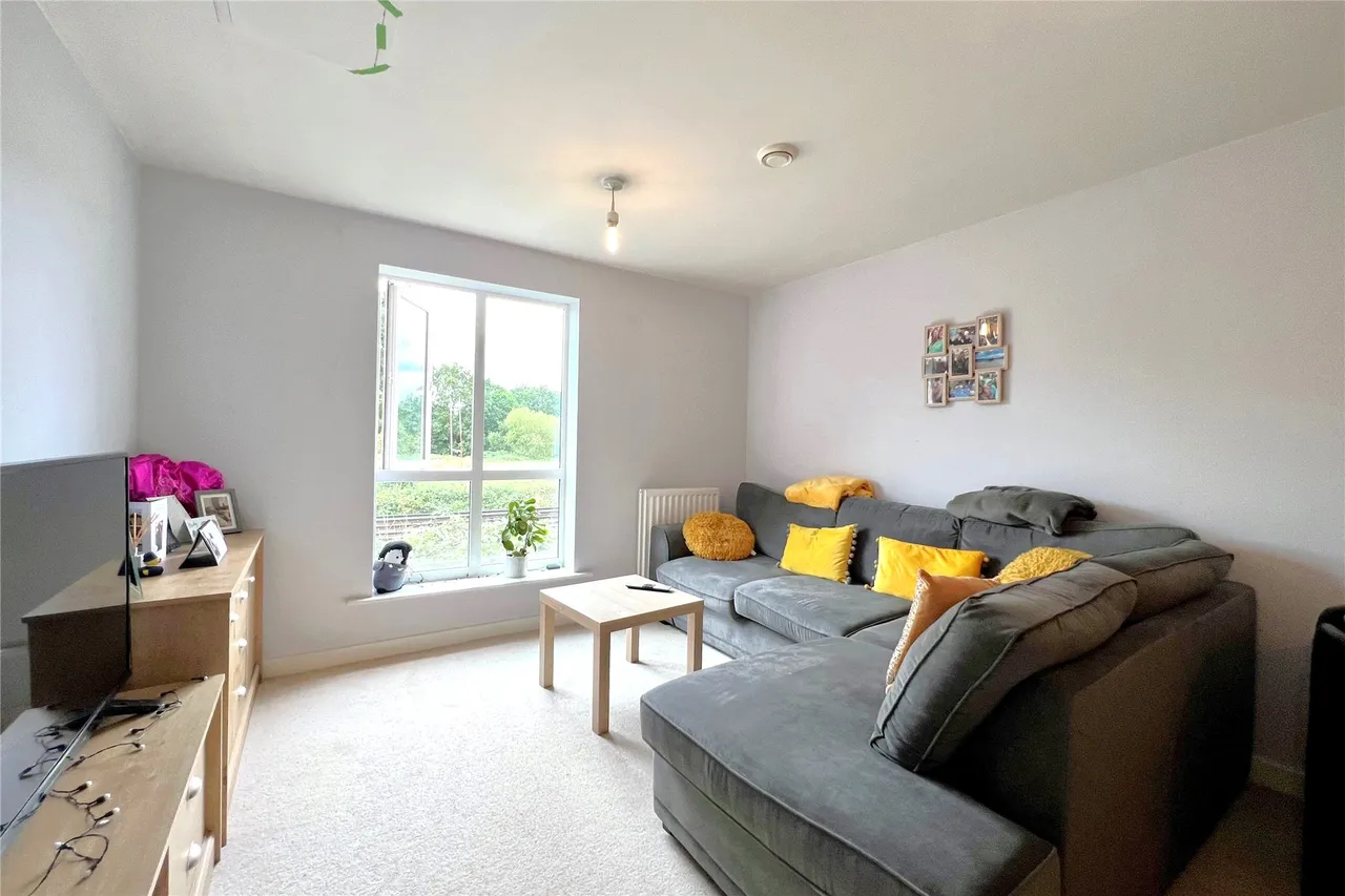 Harrow Close, Addlestone, KT15, photo 3