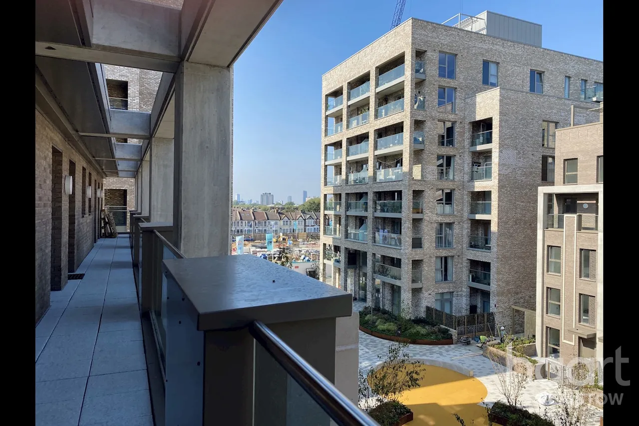2 bed flat for sale, Shipbuilding Way, Upton Park, E13