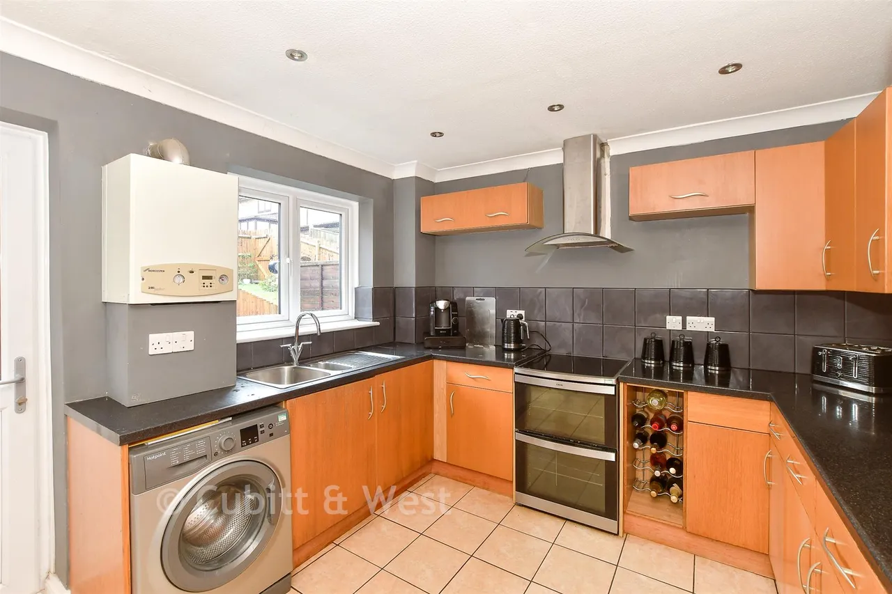 Hollingbourne Crescent, Tollgate Hill, RH11, photo 5