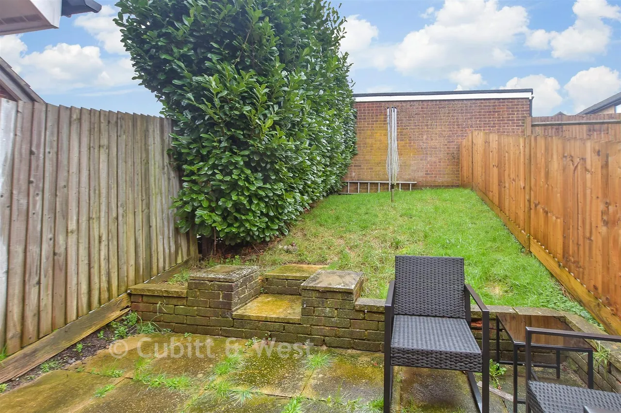 Hollingbourne Crescent, Tollgate Hill, RH11, photo 2