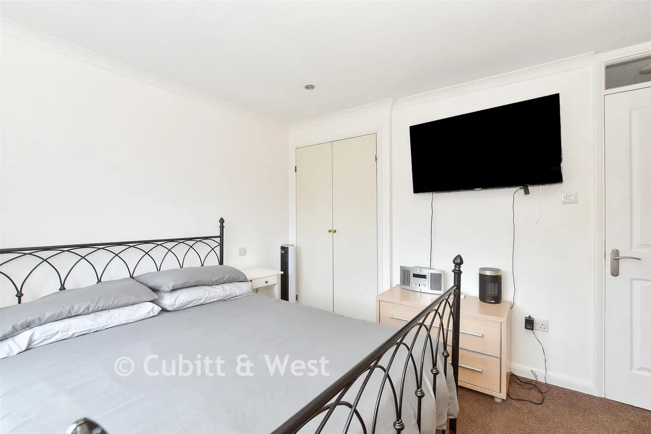 Hollingbourne Crescent, Tollgate Hill, RH11, photo 7