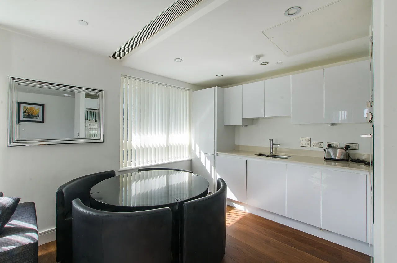 Apartment 1005, Talisman Tower, 6 Lincoln Plaza, London, photo 2
