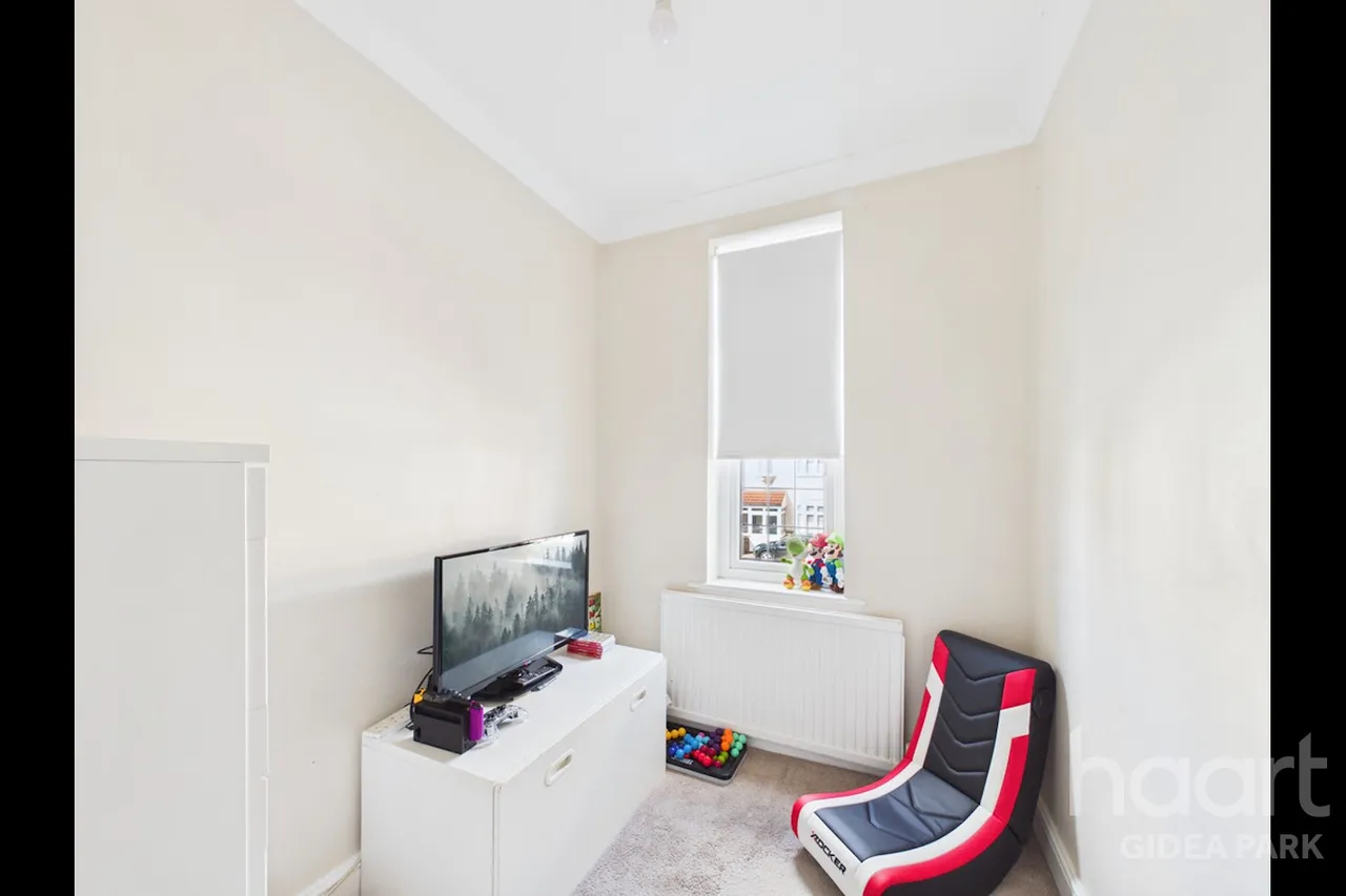Heath Park Road, Gidea Park, RM2, photo 11