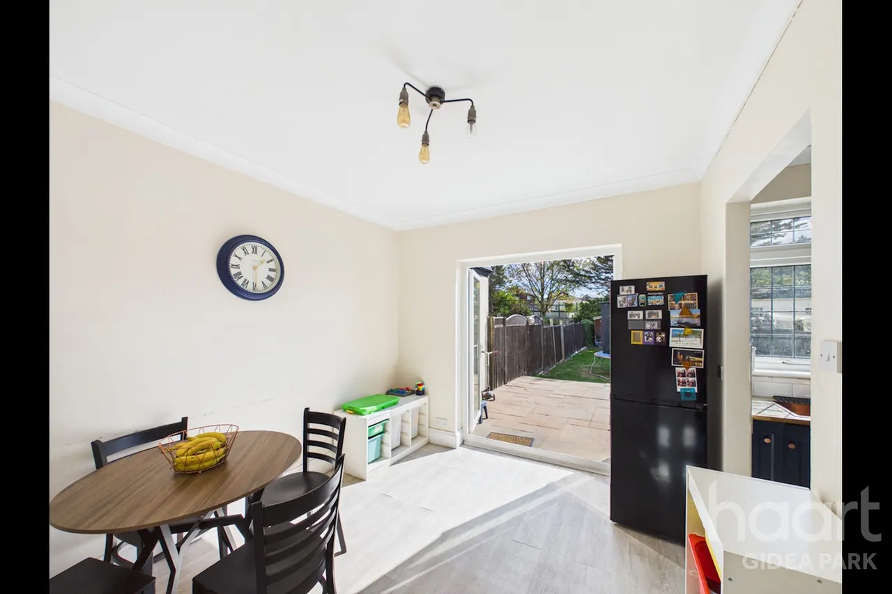 Heath Park Road, Gidea Park, RM2, photo 5