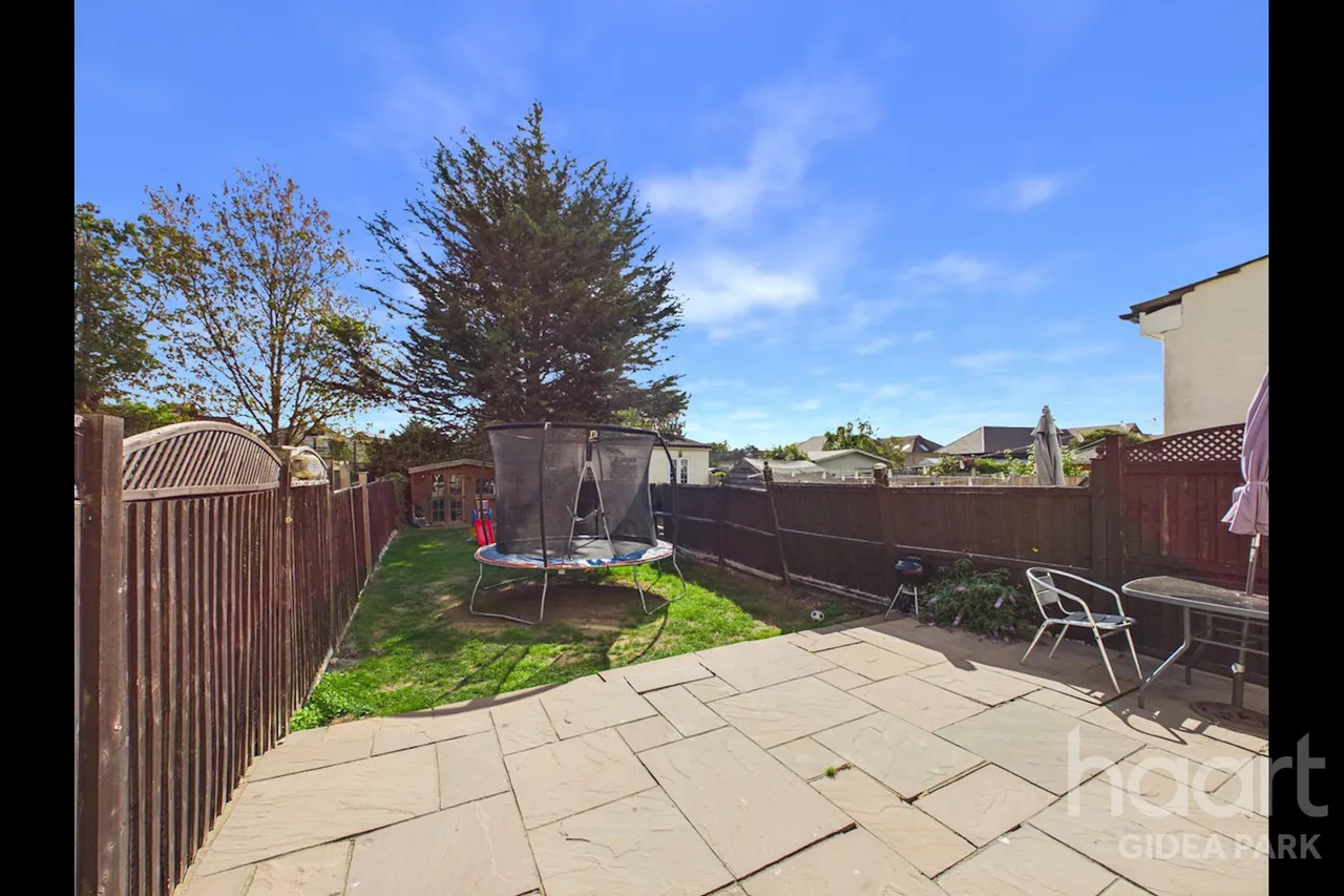 Heath Park Road, Gidea Park, RM2, photo 13