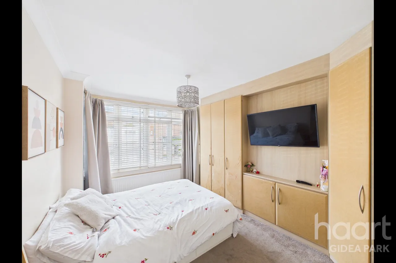 Heath Park Road, Gidea Park, RM2, photo 9