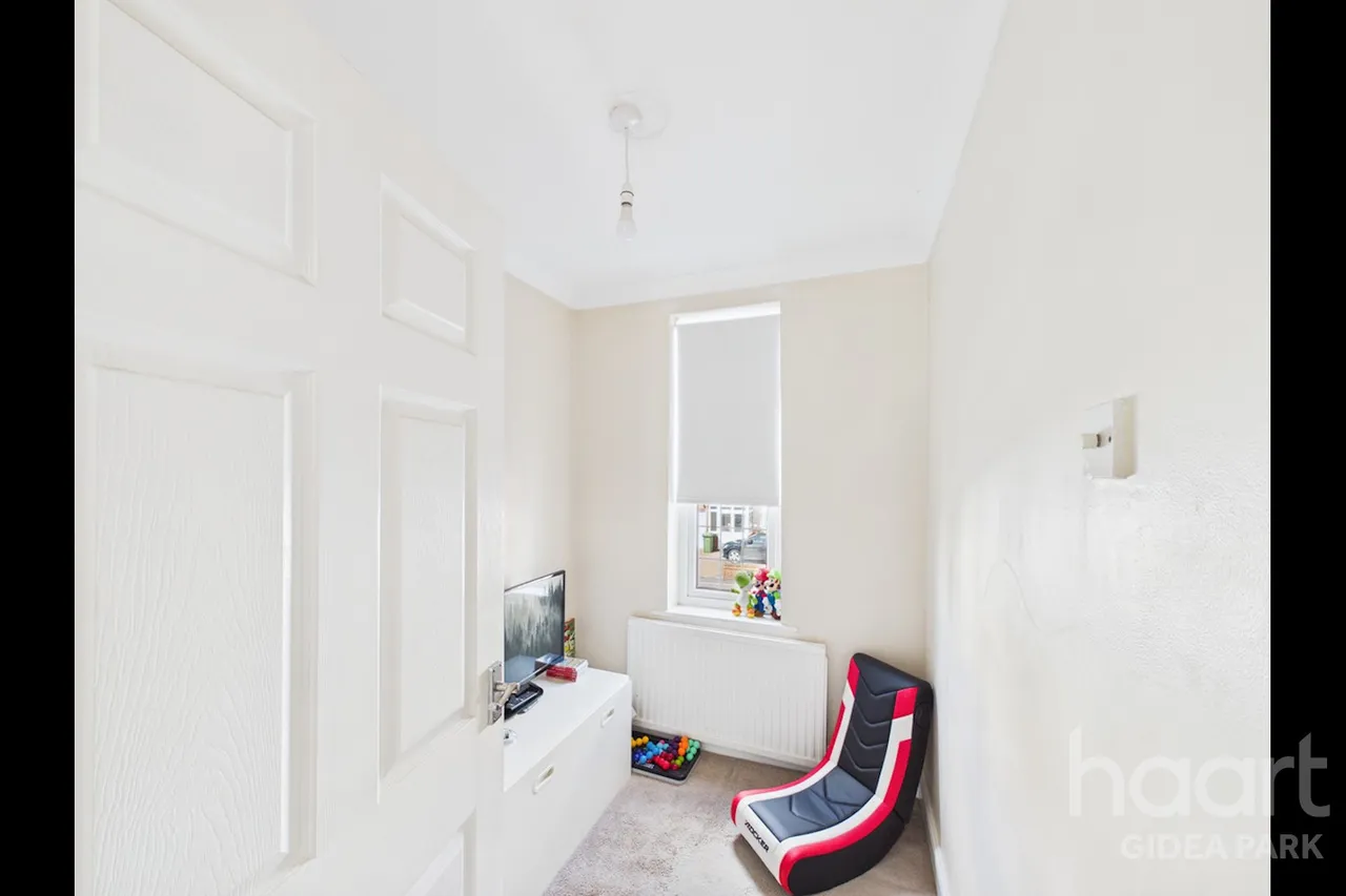 Heath Park Road, Gidea Park, RM2, photo 12