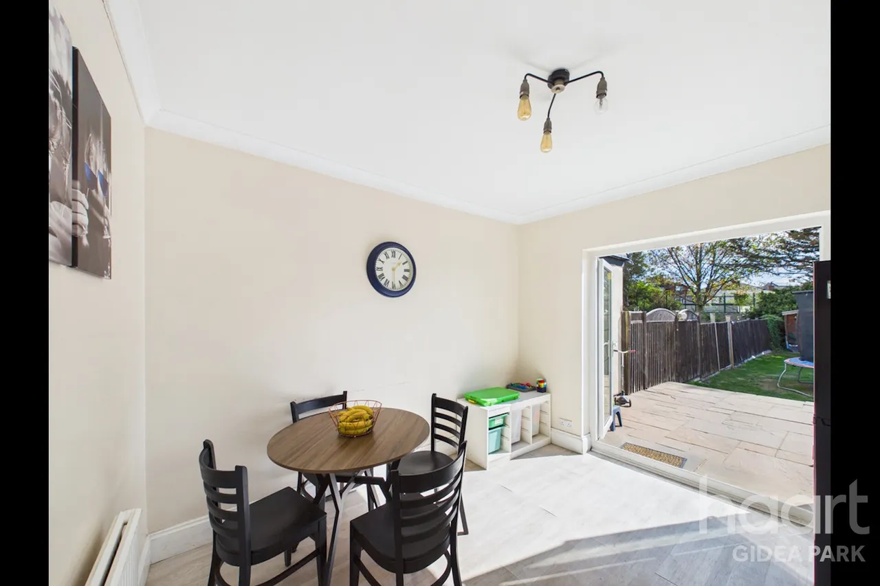 Heath Park Road, Gidea Park, RM2, photo 6