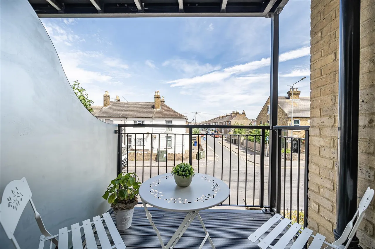 1 bed flat for sale, Canterbury Road, Sittingbourne, ME10