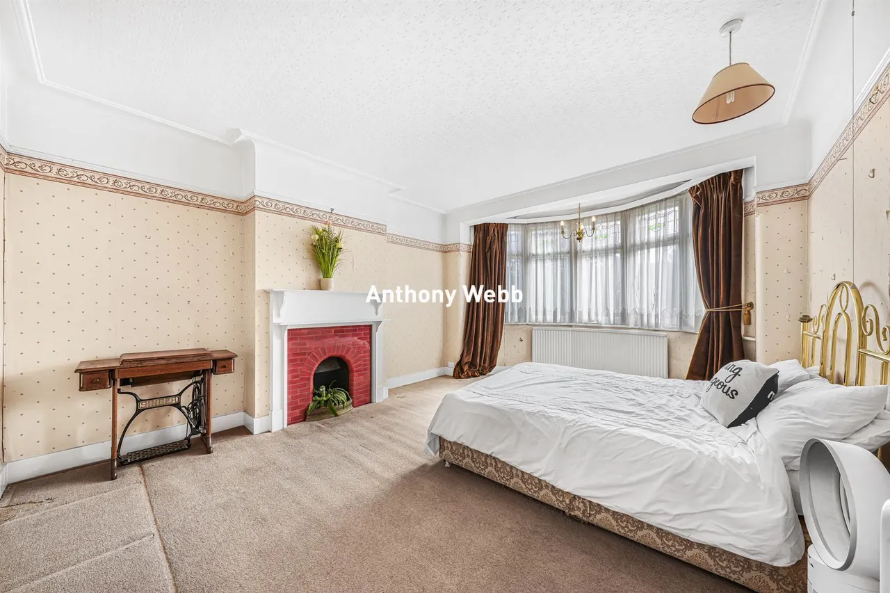 Bourne Hill, Palmers Green, N13, photo 20