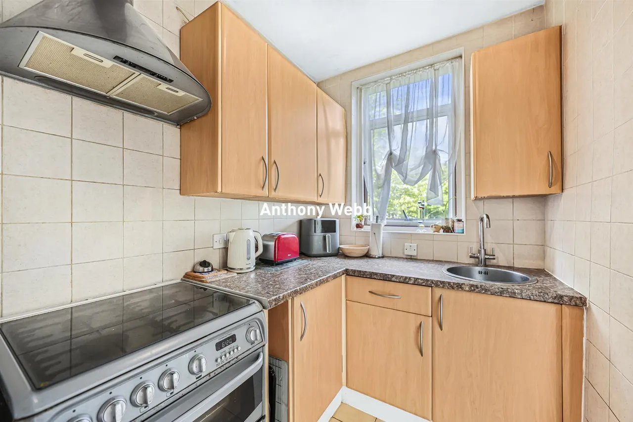 Bourne Hill, Palmers Green, N13, photo 12