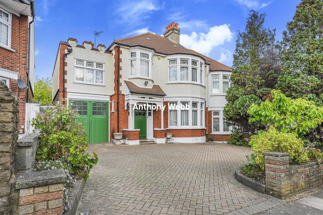 5 bed house for sale, Bourne Hill, Palmers Green, N13