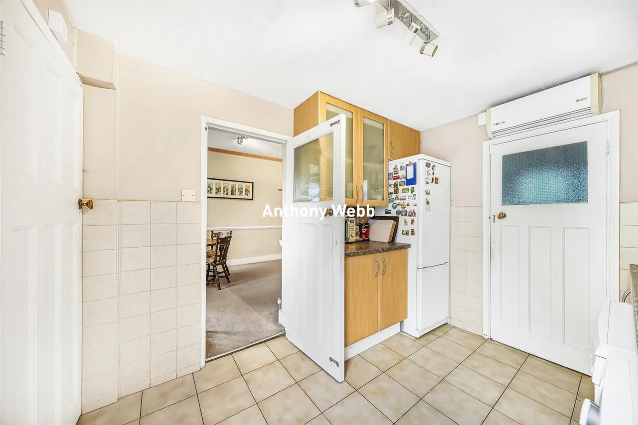 Bourne Hill, Palmers Green, N13, photo 14