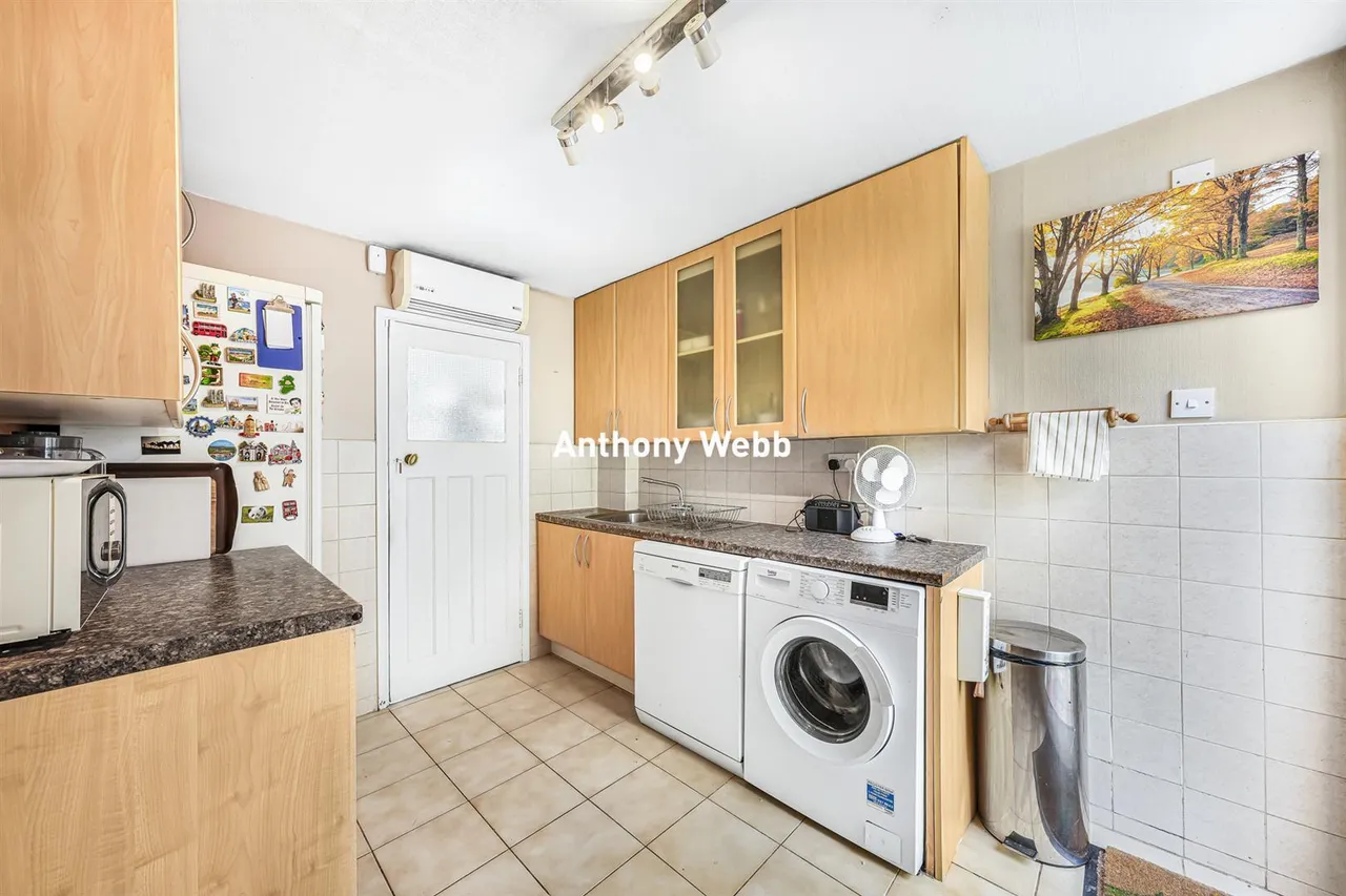 Bourne Hill, Palmers Green, N13, photo 13
