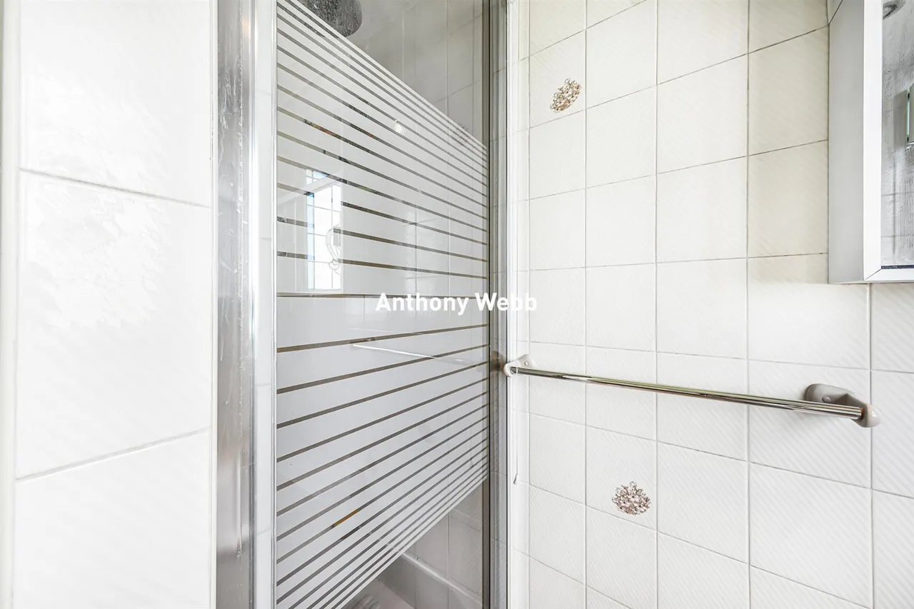 Bourne Hill, Palmers Green, N13, photo 26