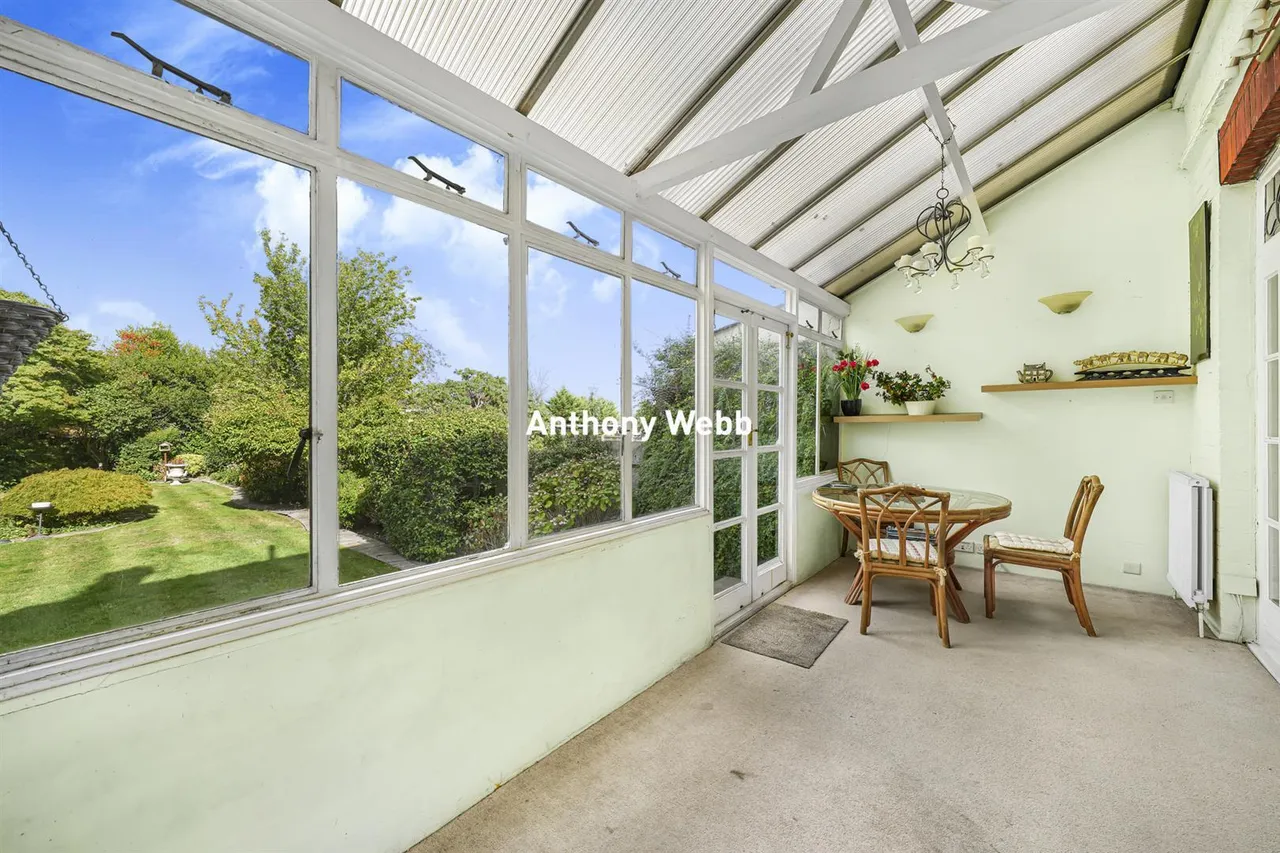 Bourne Hill, Palmers Green, N13, photo 17