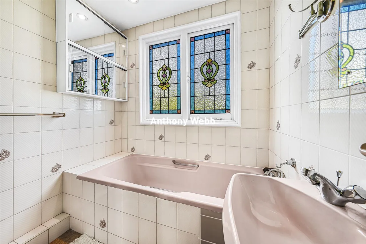 Bourne Hill, Palmers Green, N13, photo 25