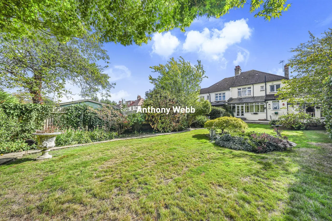Bourne Hill, Palmers Green, N13, photo 30