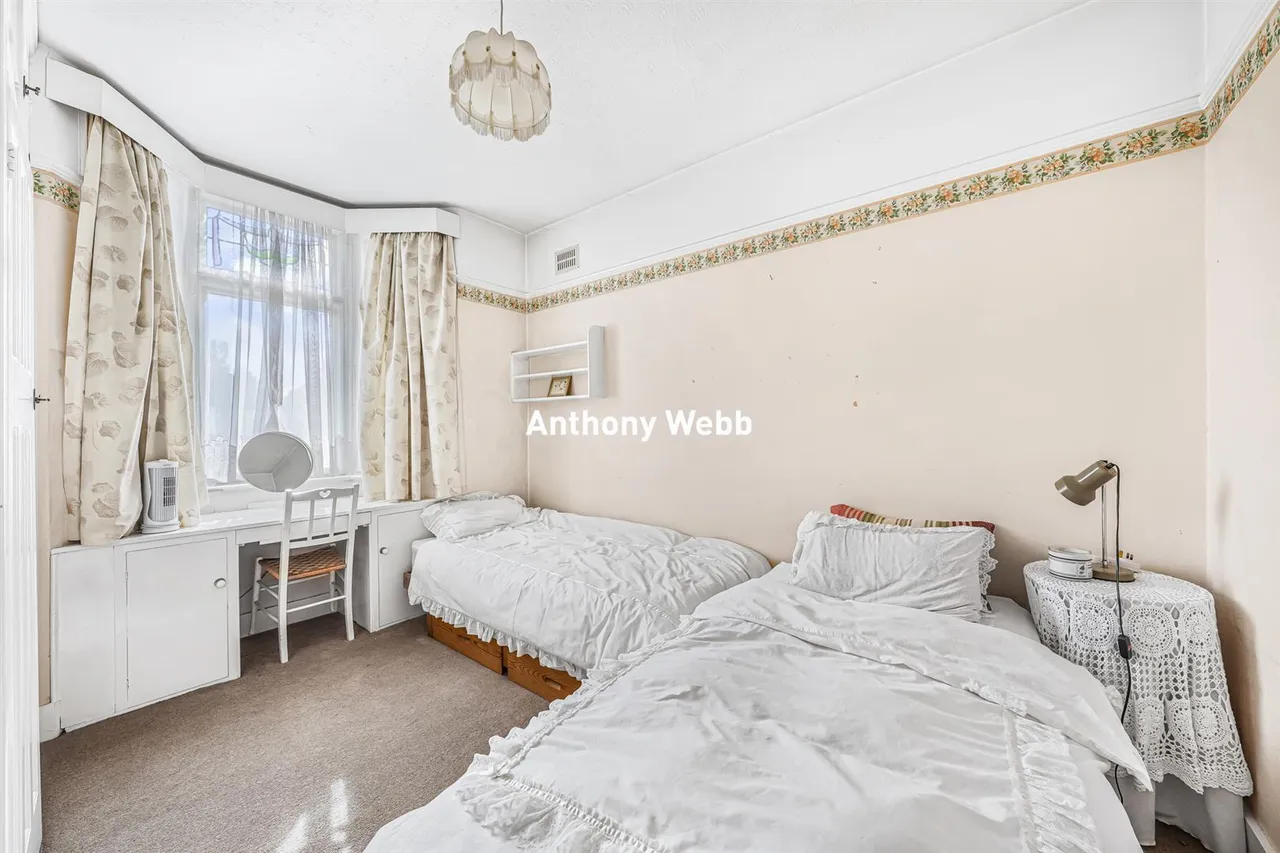 Bourne Hill, Palmers Green, N13, photo 23