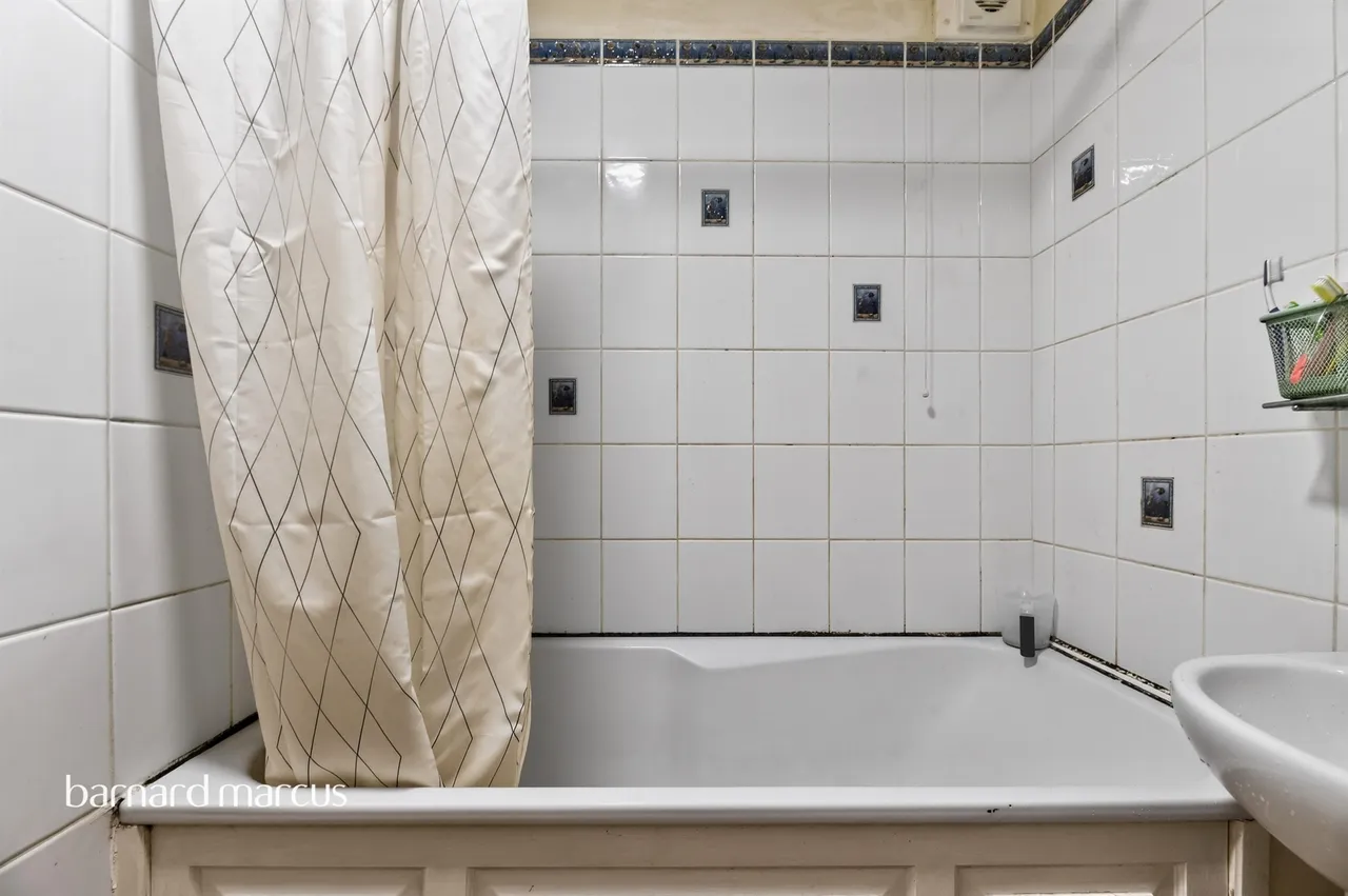 3 bed flat for sale — Woodcote Road, Wallington