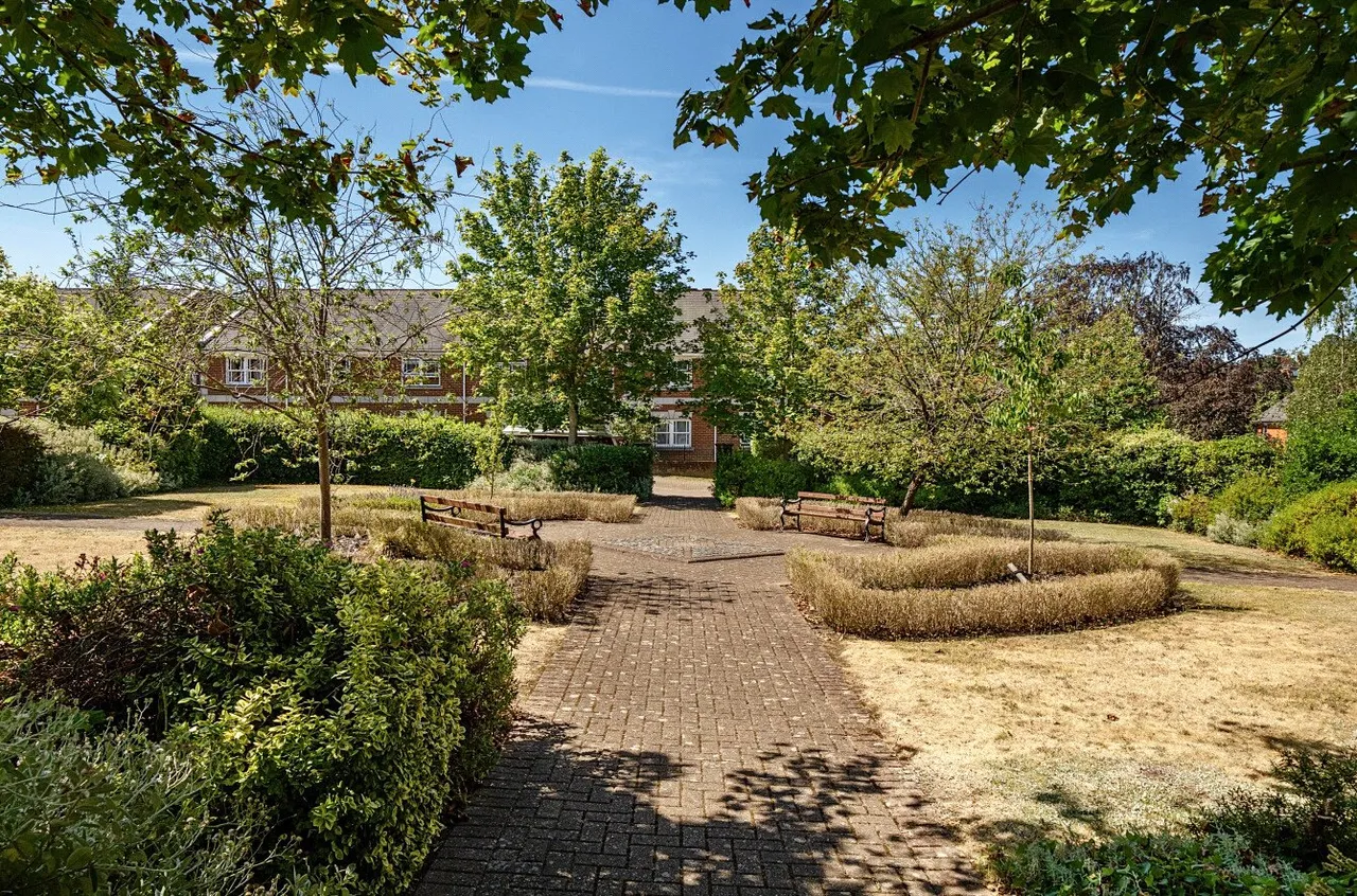 St. Lukes Square, Guildford, GU1, photo 15