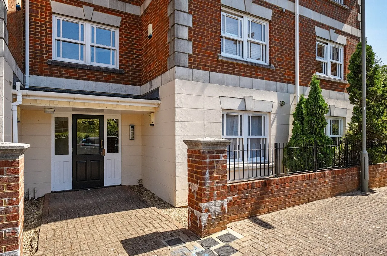 St. Lukes Square, Guildford, GU1, photo 10