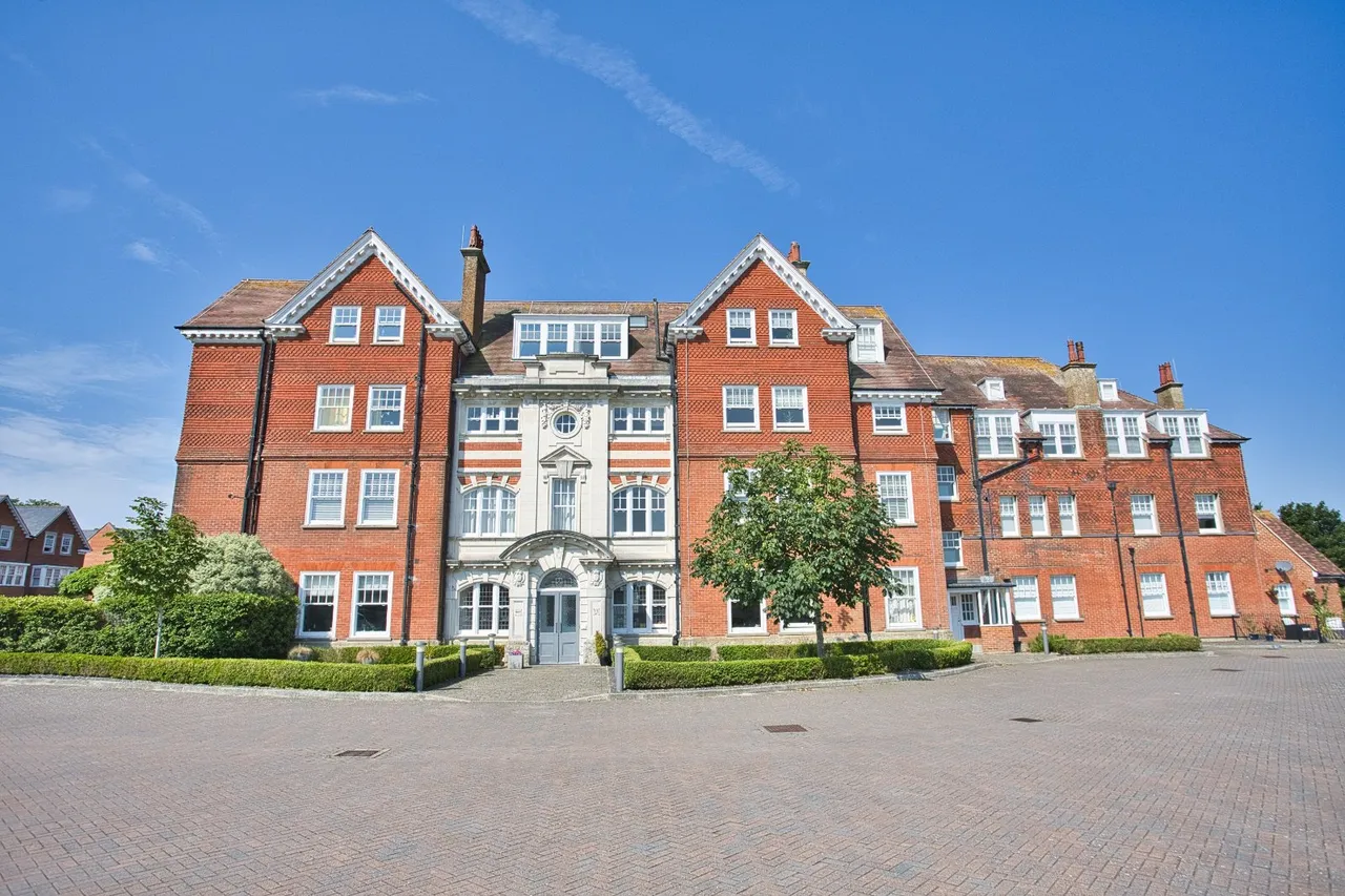 2 bed flat for sale, Eversley Park, Folkestone, CT20