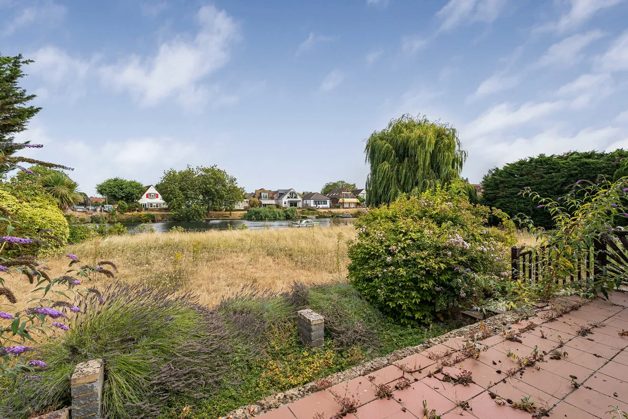 Riverside, Staines-upon-Thames, TW18, photo 17