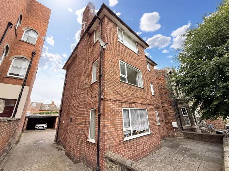 2 bed property to rent — Avenue Road, Grantham