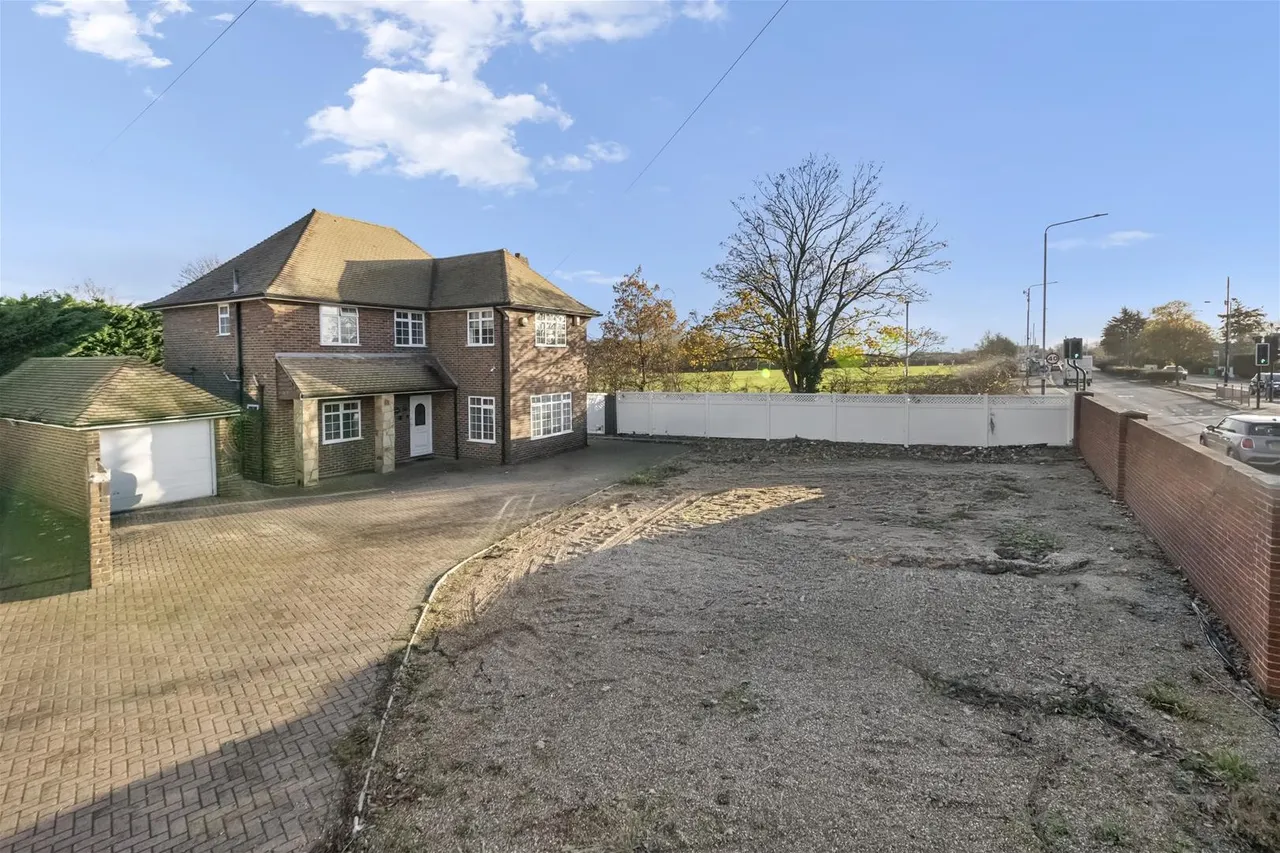 4 bed house for sale — Park Road, Uxbridge