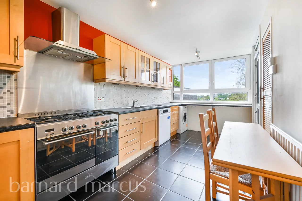 3 bed flat to rent — Winterfold Close, LONDON