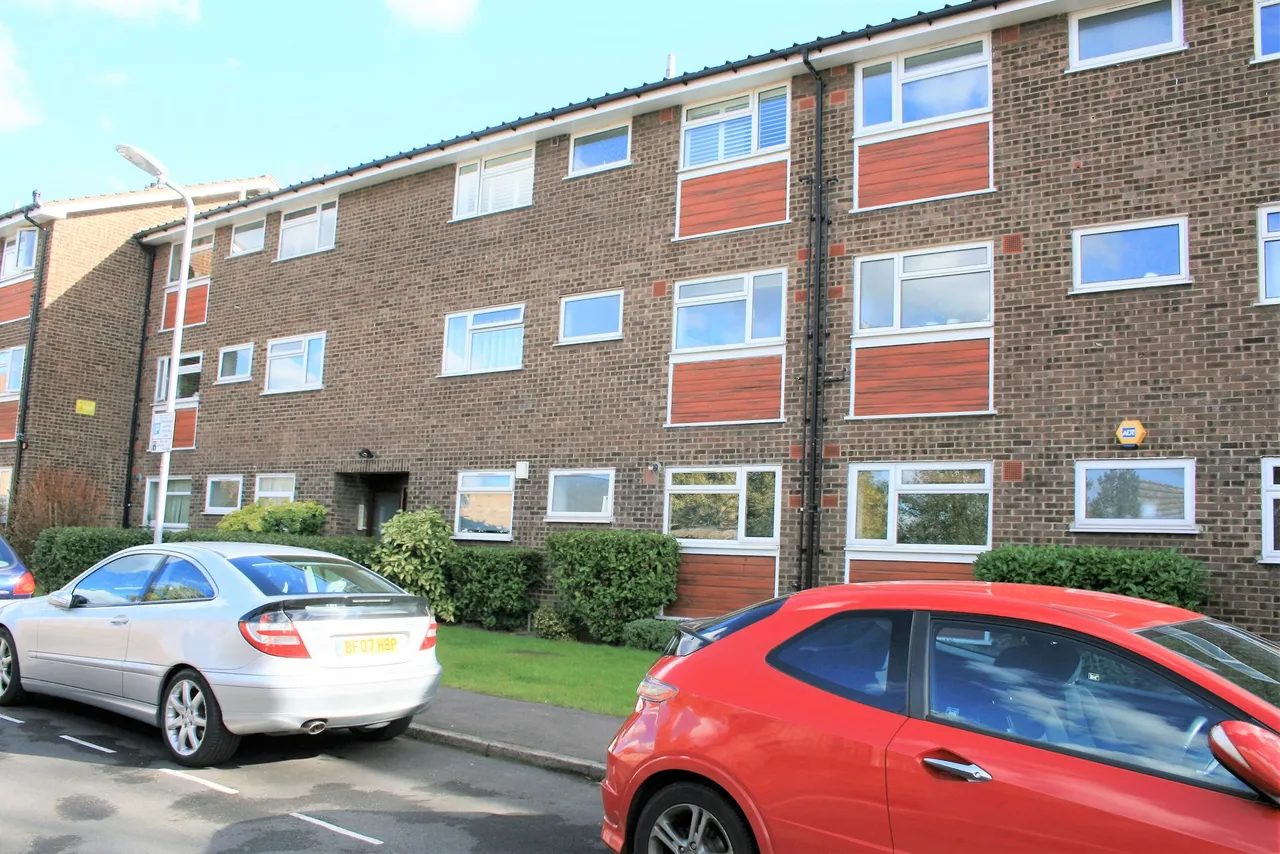 2 bed flat to rent — Manor Road, Romford, RM1