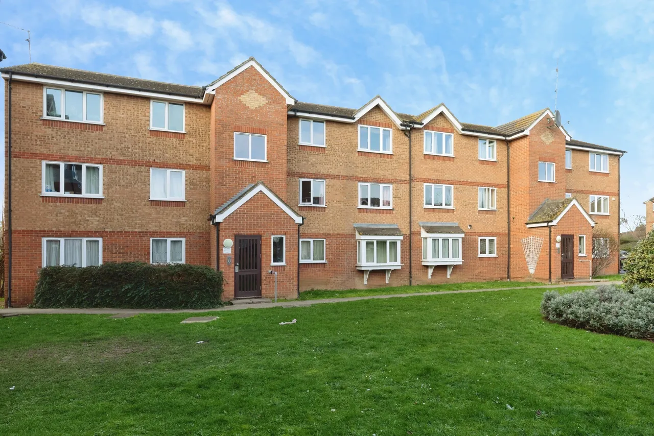 1 bed flat for sale, Express Drive, Ilford, IG3