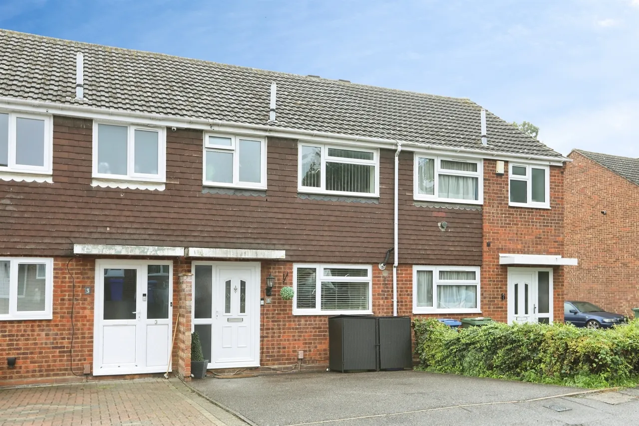 2 bed house for sale — Walmer Gardens, Sittingbourne