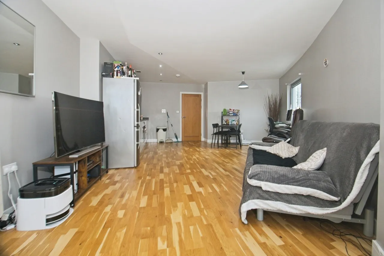 2 bed flat for sale — Altolusso, Bute Terrace, CF10