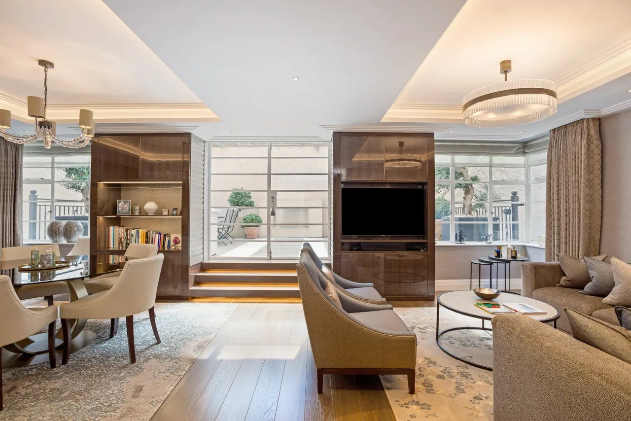 3 bed flat for sale, Halkin Place, Belgravia, SW1X