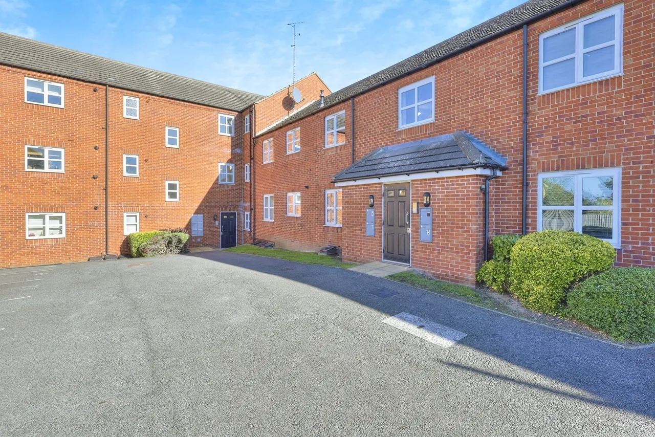 2 bed flat for sale — Peter Crisp Way, RUSHDEN