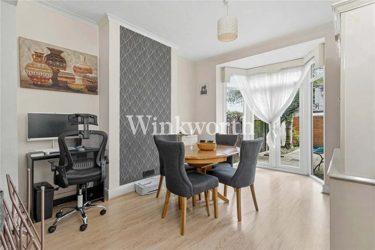 The Larches, London, N13, photo 3
