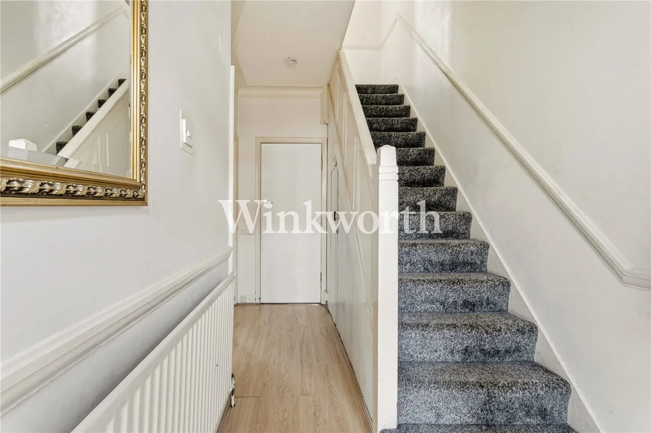 The Larches, London, N13, photo 9