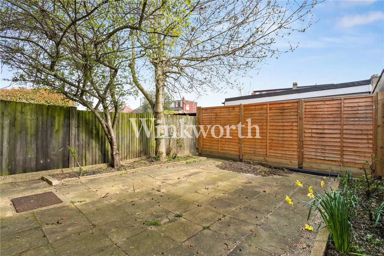 The Larches, London, N13, photo 10