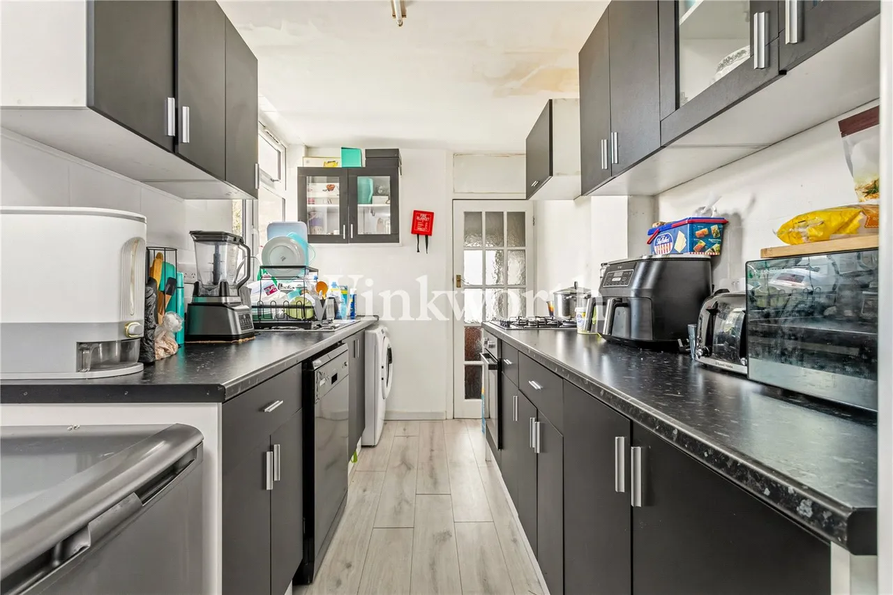 The Larches, London, N13, photo 4